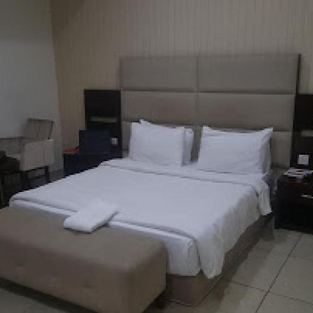 Room In Lodge - Full Moon Hotel オウェリ エクステリア 写真