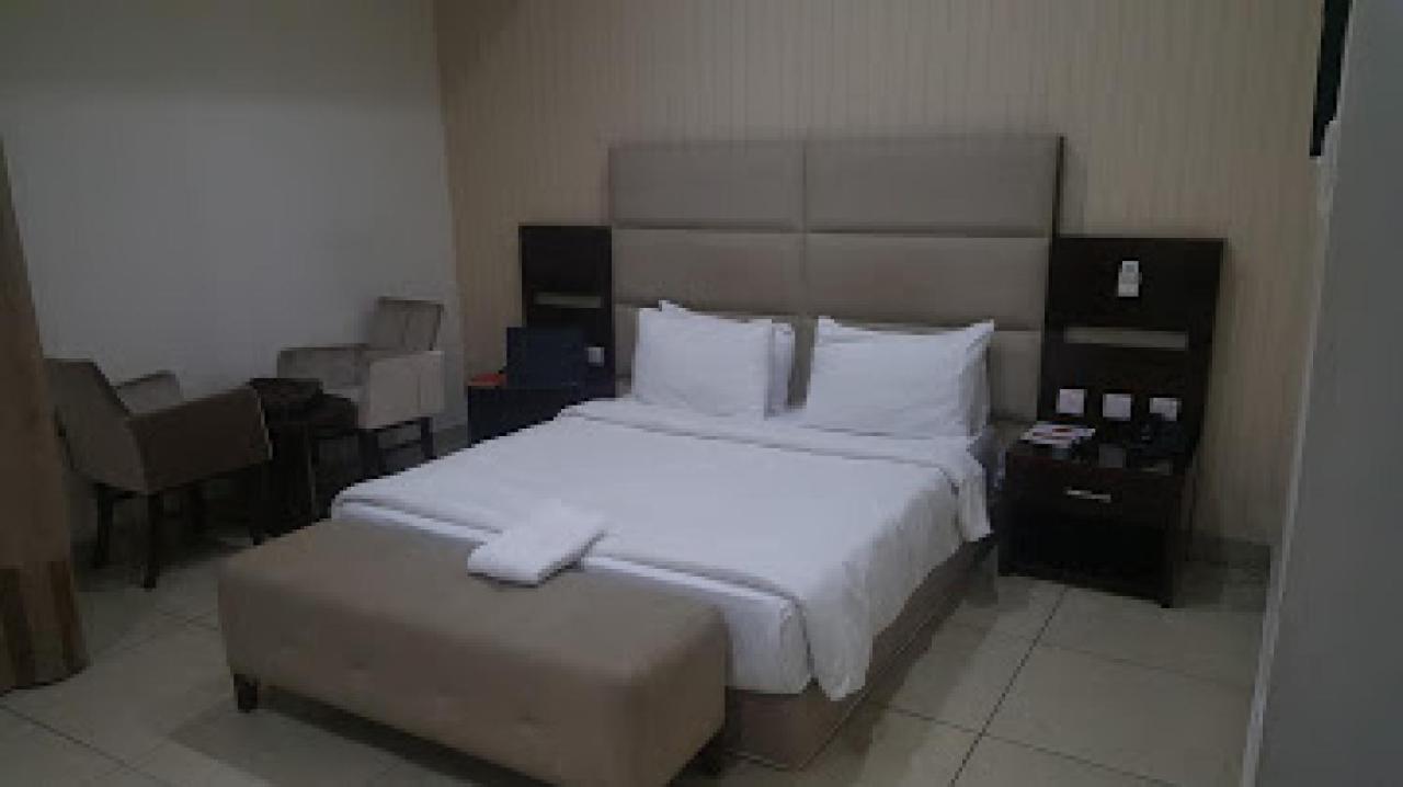 Room In Lodge - Full Moon Hotel オウェリ エクステリア 写真